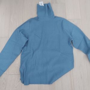 Universal Standsrd turtleneck